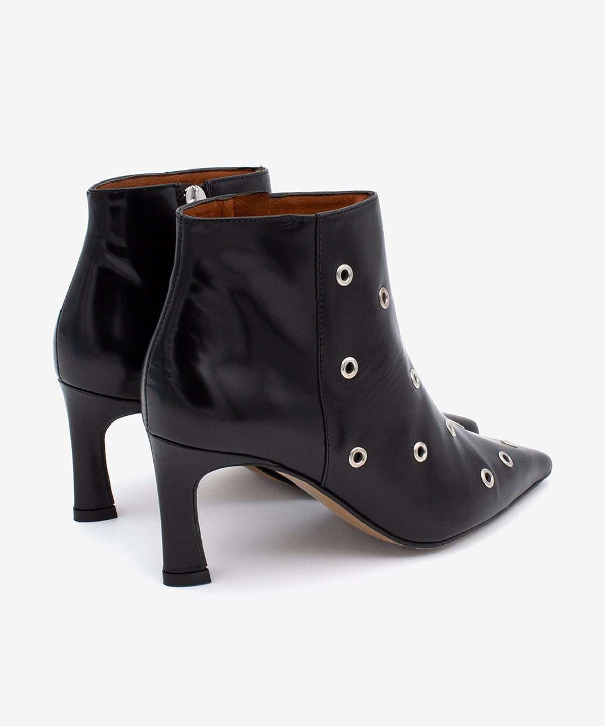 CLARINE – Botines con tacón cómodo y tachas de piel acharolada – negro – Talla 37 – Ángel Alarcón