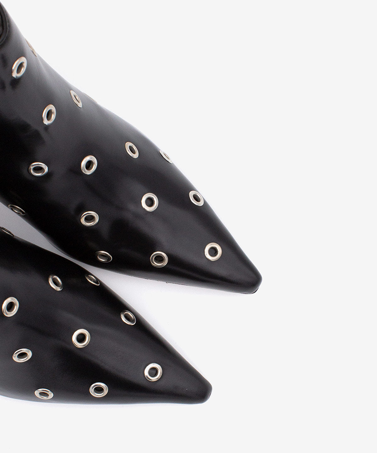 CLARINE – Botines con tacón cómodo y tachas de piel acharolada – negro – Talla 39 – Ángel Alarcón