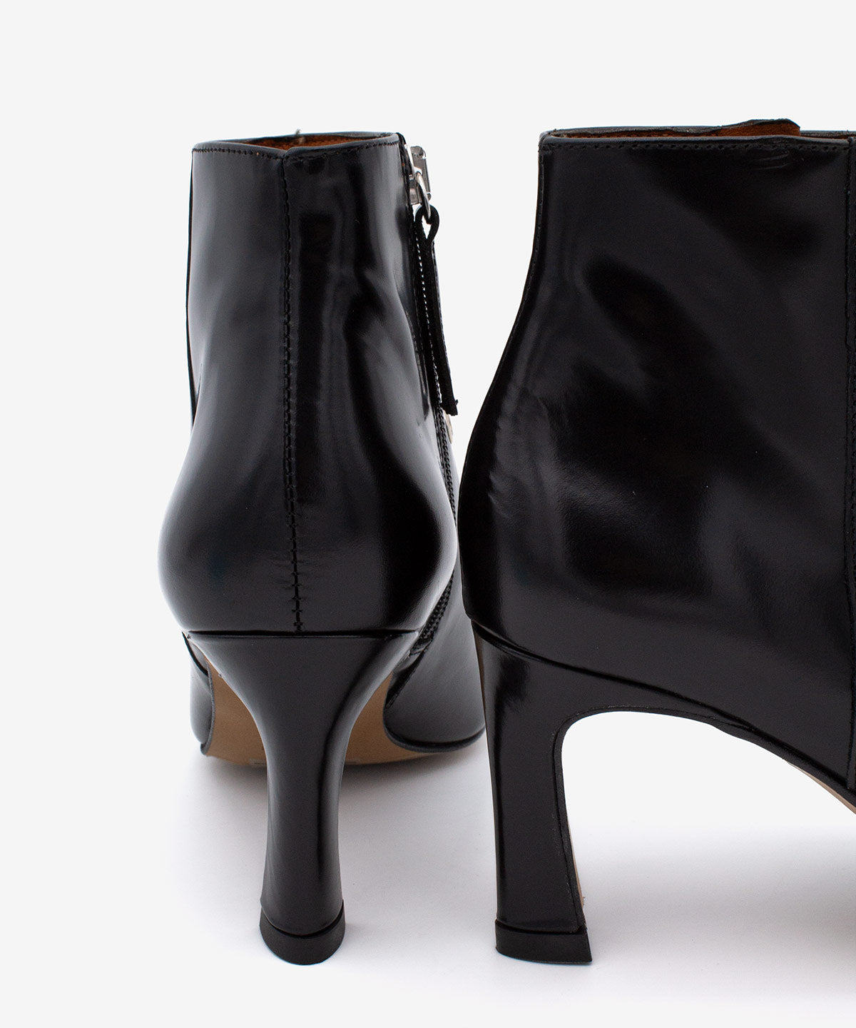 CLARINE – Botines con tacón cómodo y tachas de piel acharolada – negro – Talla 40 – Ángel Alarcón