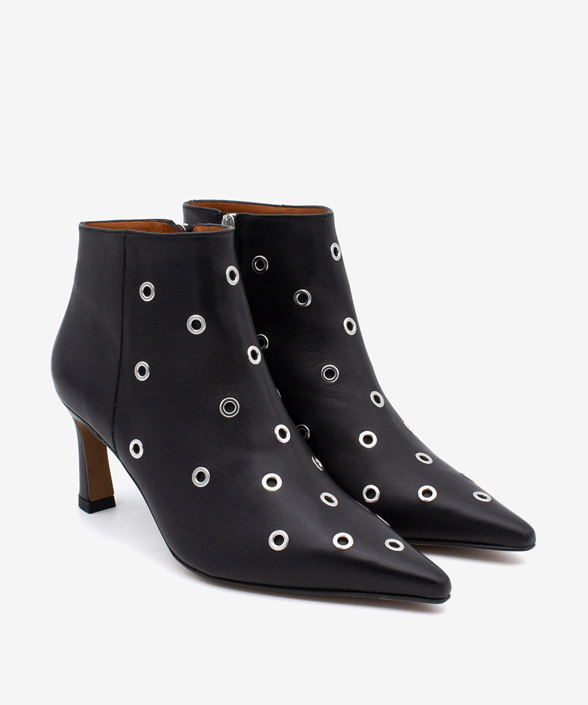 CLARINE – Botines con tacón cómodo y tachas de piel – negro – Talla 37 – Ángel Alarcón