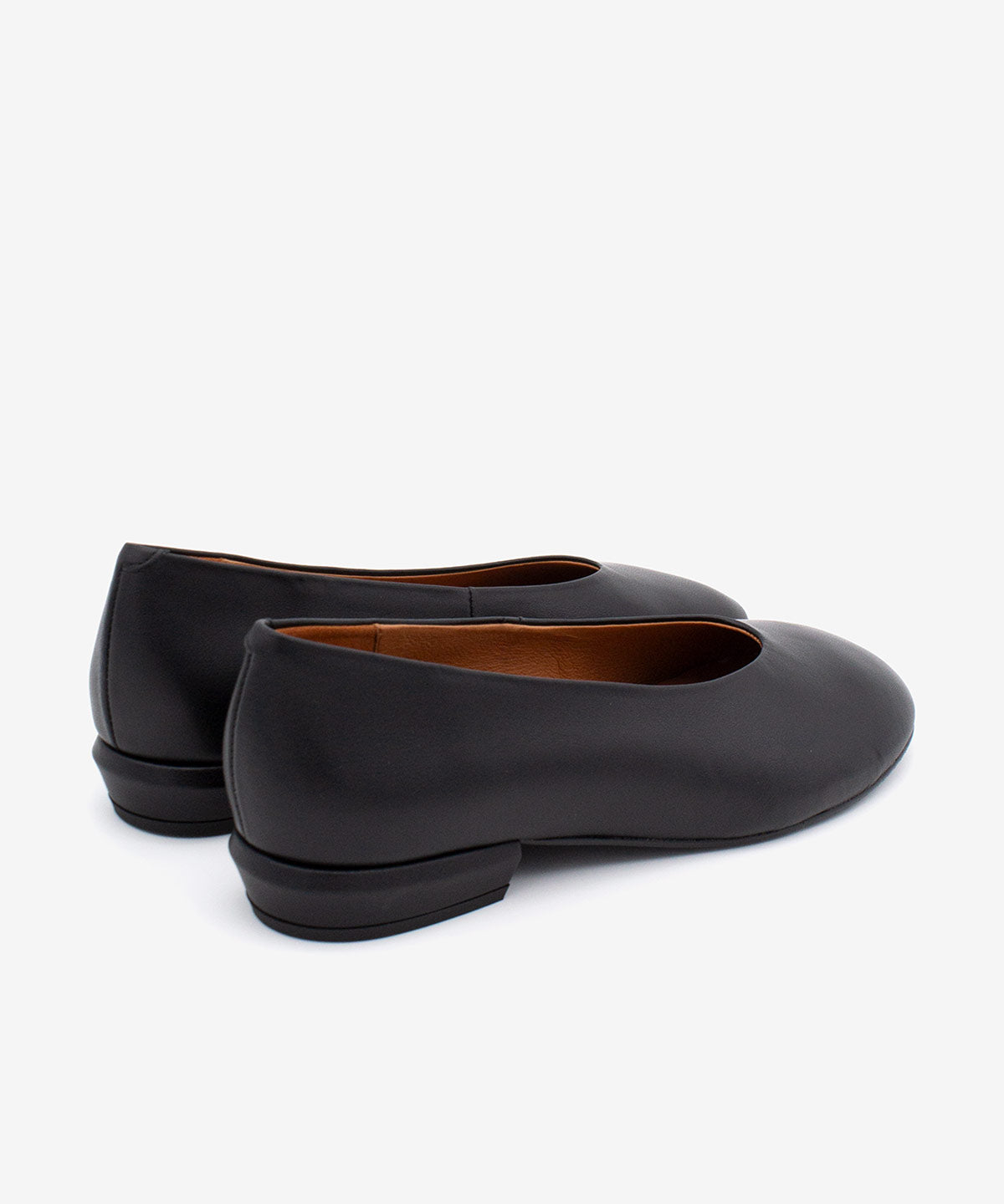 KATYA – Bailarina con puntera redonda y tacón bajo de diseño de piel – negro – Talla 37 – Ángel Alarcón