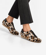 KESIA - Sneaker de mujer de pelo poni print vaca con suela de goma - Zapatos Negros - Zapatos de mujer Ángel Alarcón - Women Shoes 2026