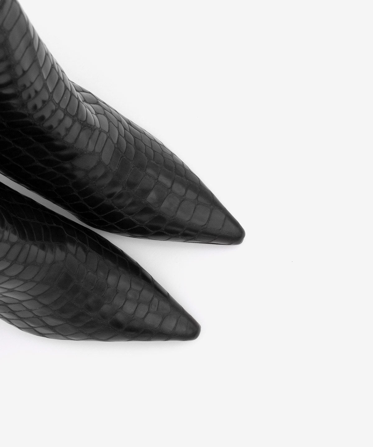 ZAIRA – Botín de mujer con tacón fino en piel print croco – negro – Talla 40 – Ángel Alarcón