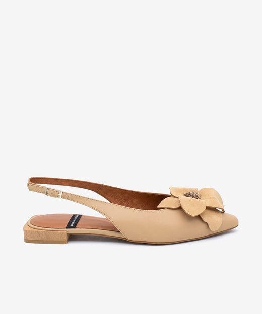 FIORA – Bailarina destalonada plana con flor de piel de grano suave – camel – Talla 35 – Ángel Alarcón
