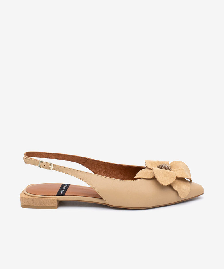 FIORA – Bailarina destalonada plana con flor de piel de grano suave – camel – Talla 35 – Ángel Alarcón