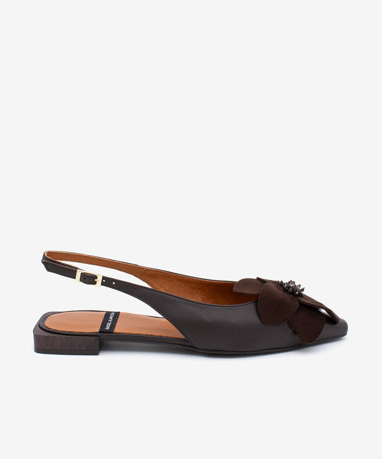 FIORA – Bailarina destalonada plana con flor de piel de grano suave – marrón – Talla 39 – Ángel Alarcón