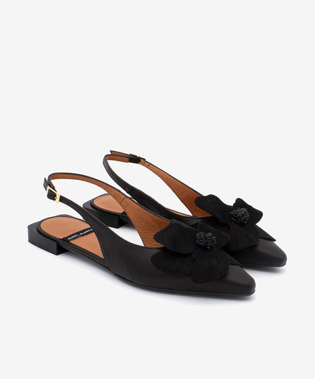 FIORA – Bailarina destalonada plana con flor de piel de grano suave – negro – Talla 39 – Ángel Alarcón
