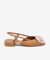 FLORENCE – Bailarina de tacón destalonada con flor decorativa de piel suave – marrón – Talla 35 – Ángel Alarcón