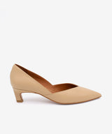 BRIZIA – Zapato de salón con abertura en pico y tacón bajo de piel de grano suave – camel – Talla 37 – Ángel Alarcón