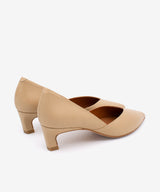 BRIZIA – Zapato de salón con abertura en pico y tacón bajo de piel de grano suave – camel – Talla 38 – Ángel Alarcón