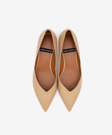 BRIZIA – Zapato de salón con abertura en pico y tacón bajo de piel de grano suave – camel – Talla 38 – Ángel Alarcón