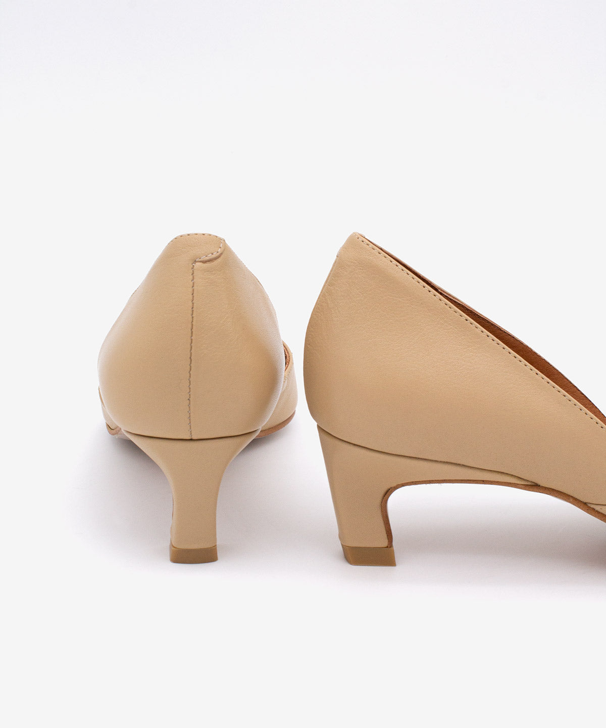 BRIZIA – Zapato de salón con abertura en pico y tacón bajo de piel de grano suave – camel – Talla 38 – Ángel Alarcón