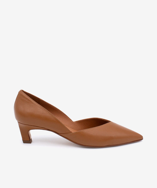 BRIZIA – Zapato de salón con abertura en pico y tacón bajo de piel de grano suave – marrón – Talla 35 – Ángel Alarcón