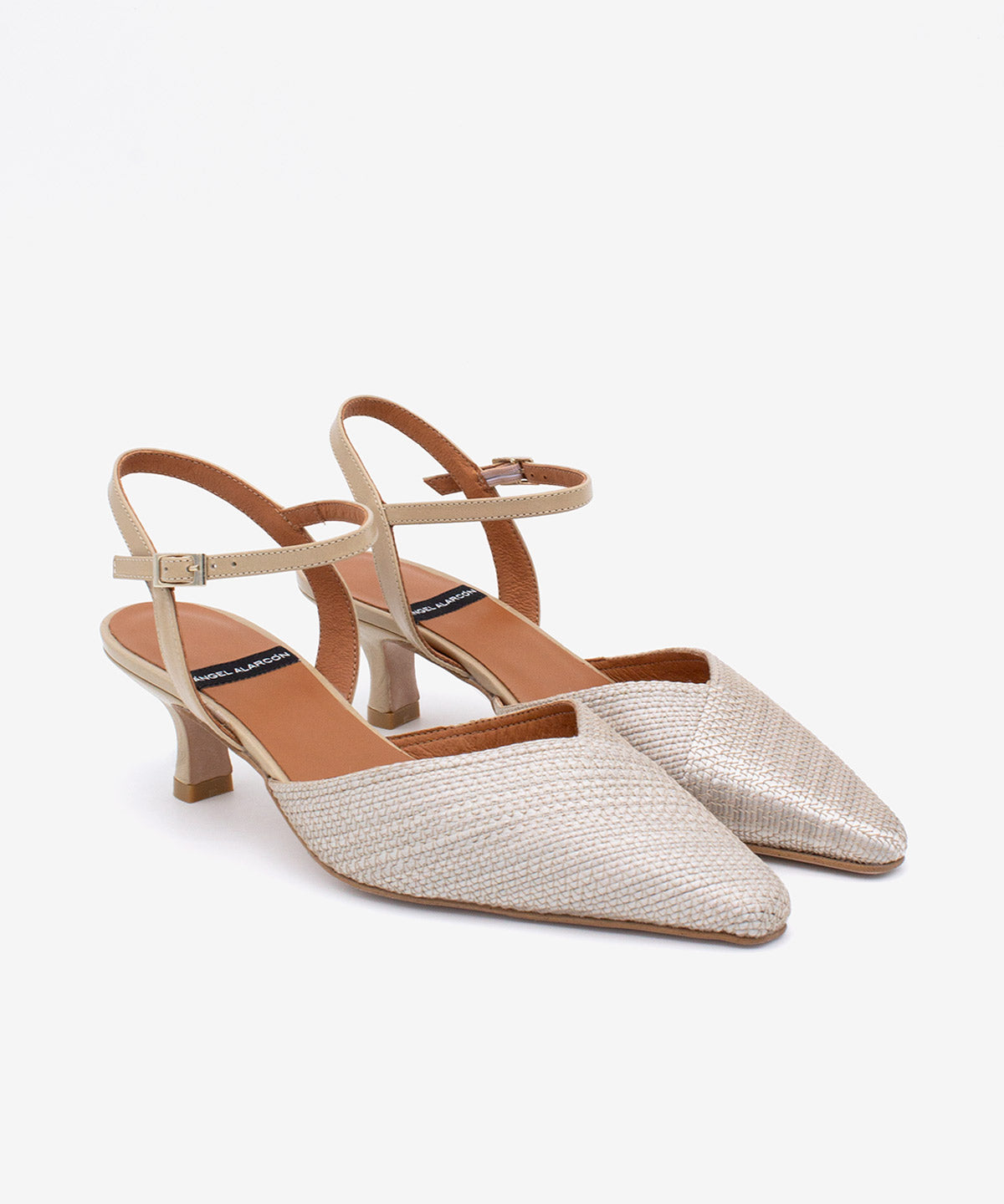 EMILIA – Salón con talón descubierto sujeto al tobillo con tacón bajo – beige – Talla 38 – Ángel Alarcón