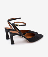 AMALIA – Stiletto destalonado con pulsera y tacón comodo de rafia y piel – negro – Talla 38 – Ángel Alarcón
