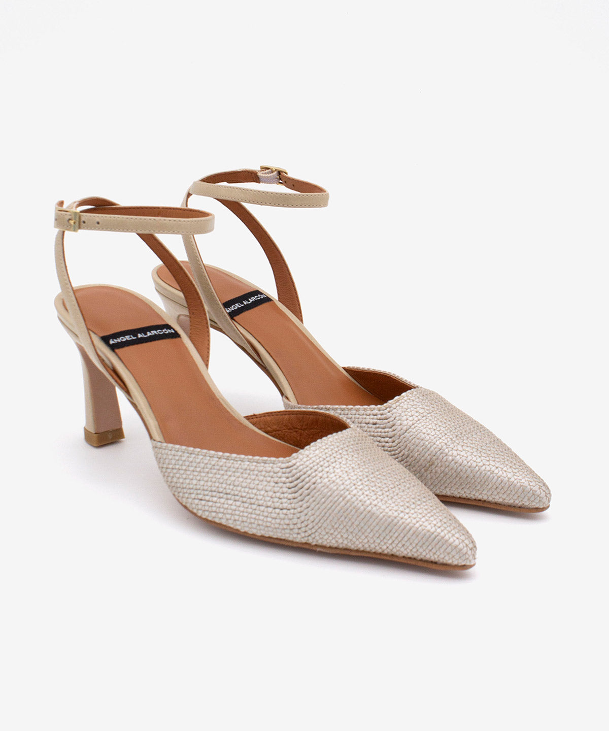 AMALIA – Stiletto destalonado con pulsera y tacón comodo de rafia y piel – oro – Talla 35 – Ángel Alarcón
