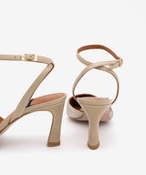 AMALIA – Stiletto destalonado con pulsera y tacón comodo de rafia y piel – oro – Talla 36 – Ángel Alarcón