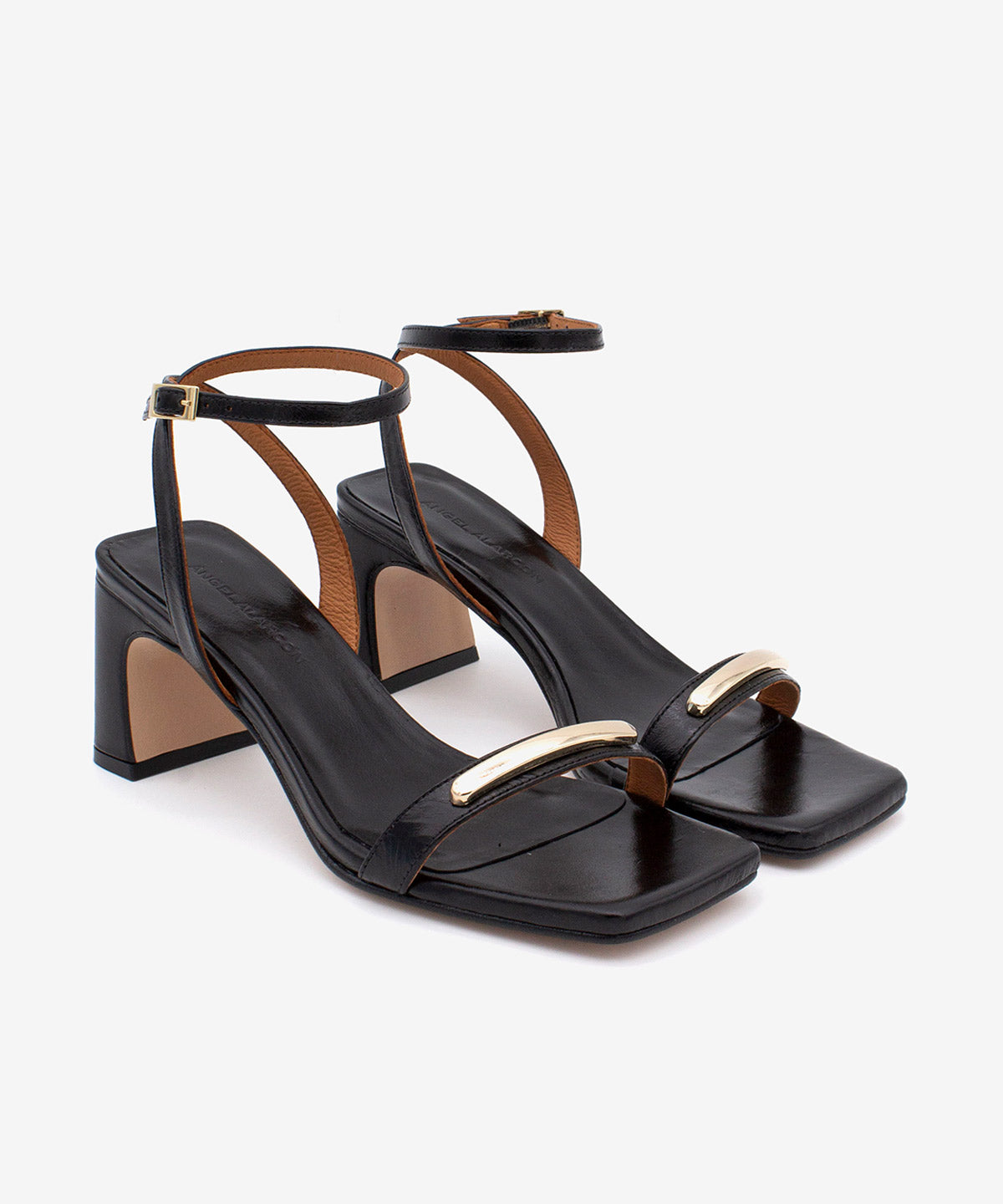 SIBILA – Sandalias de tira con adorno, pulsera y tacón de piel texturizada - Zapatos Negros - Zapatos de mujer Ángel Alarcón - Women Shoes 1970