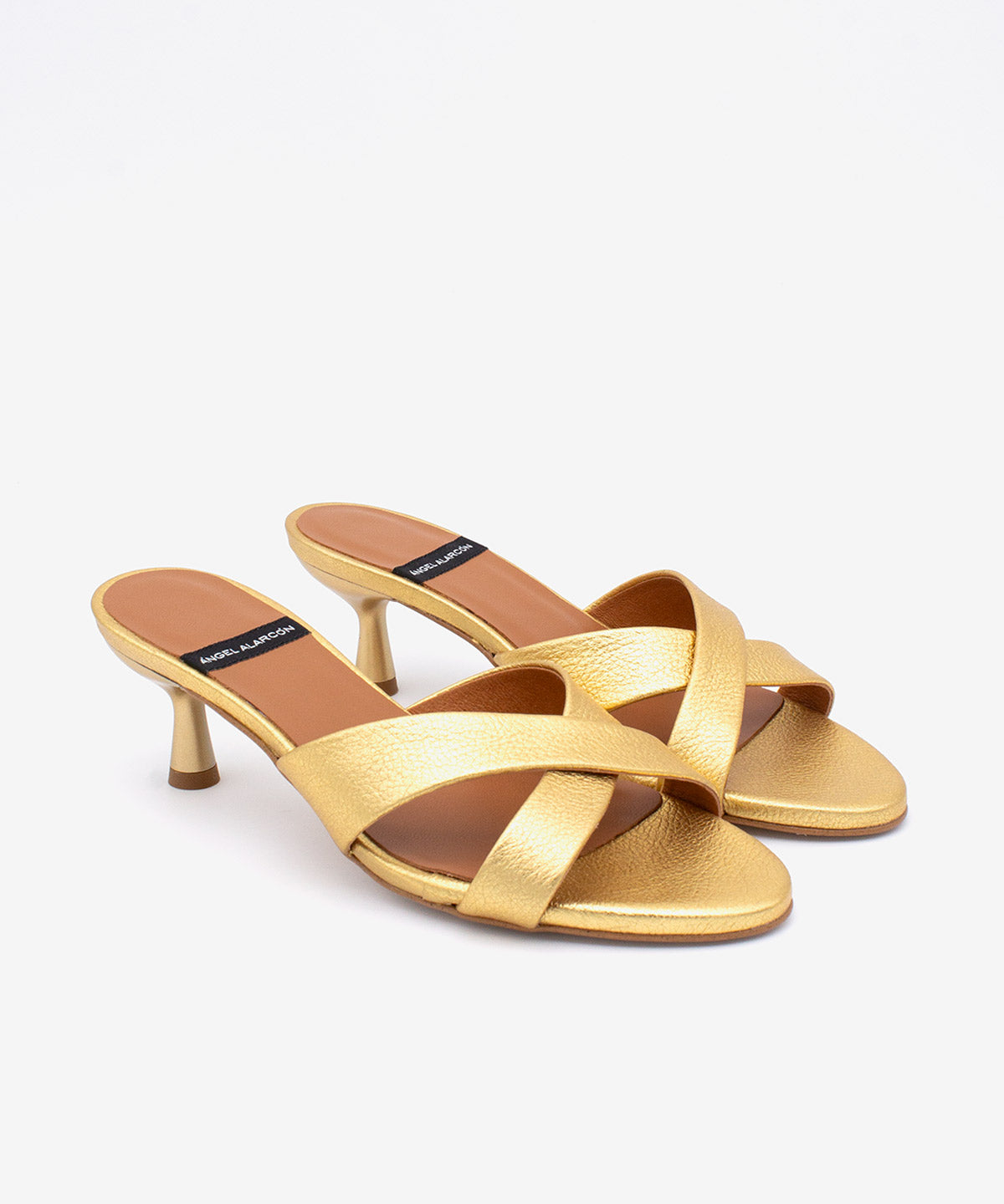 ELODIA – Mules de tacón fino cómodo con pala cruzada de piel metalizada – oro – Talla 37 – Ángel Alarcón