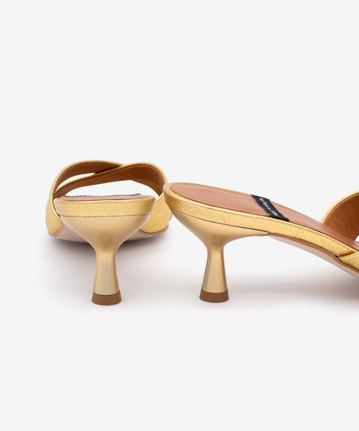 ELODIA – Mules de tacón fino cómodo con pala cruzada de piel metalizada – oro – Talla 39 – Ángel Alarcón