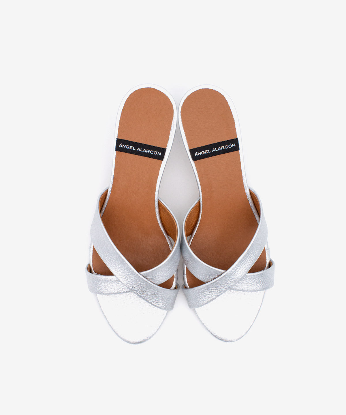 ELODIA – Mules de tacón fino cómodo con pala cruzada de piel metalizada – plata – Talla 36 – Ángel Alarcón