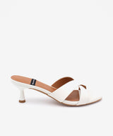 ELODIA – Mules de tacón fino cómodo con pala cruzada de piel suave – blanco – Talla 35 – Ángel Alarcón