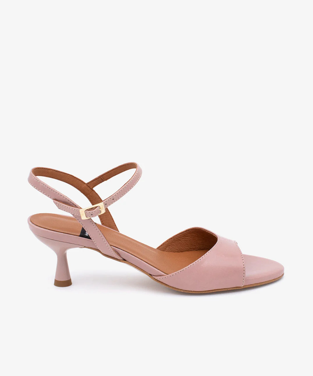Zapato de tipo salón de mujer stiletto de tacón bajo destalonado en color marrón cuero