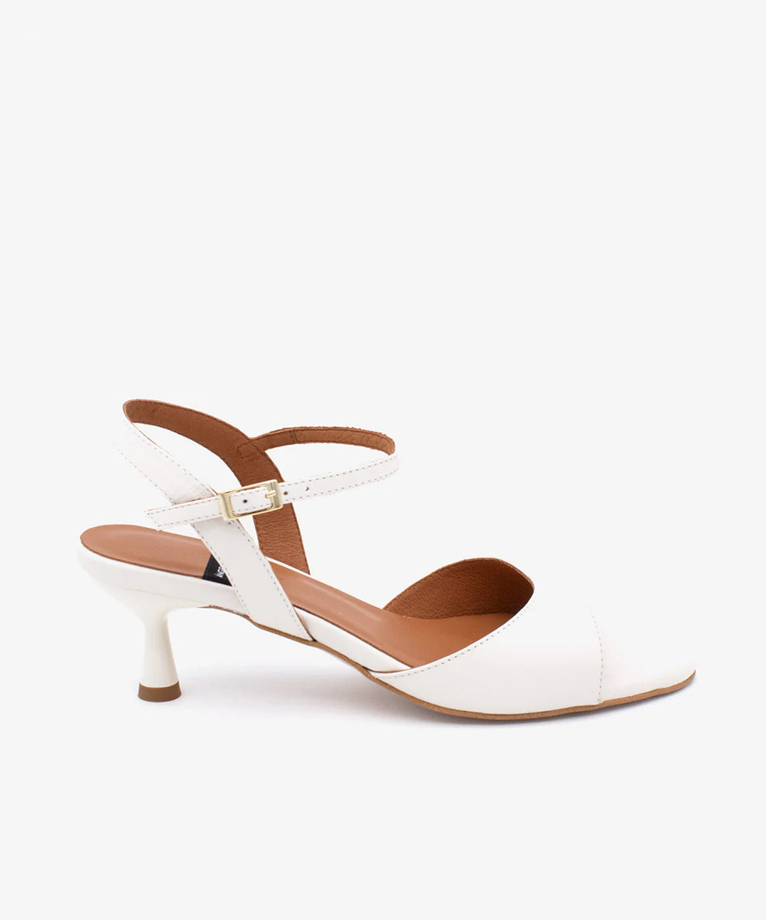Zapato de tipo salón de mujer stiletto de tacón bajo destalonado en color beige