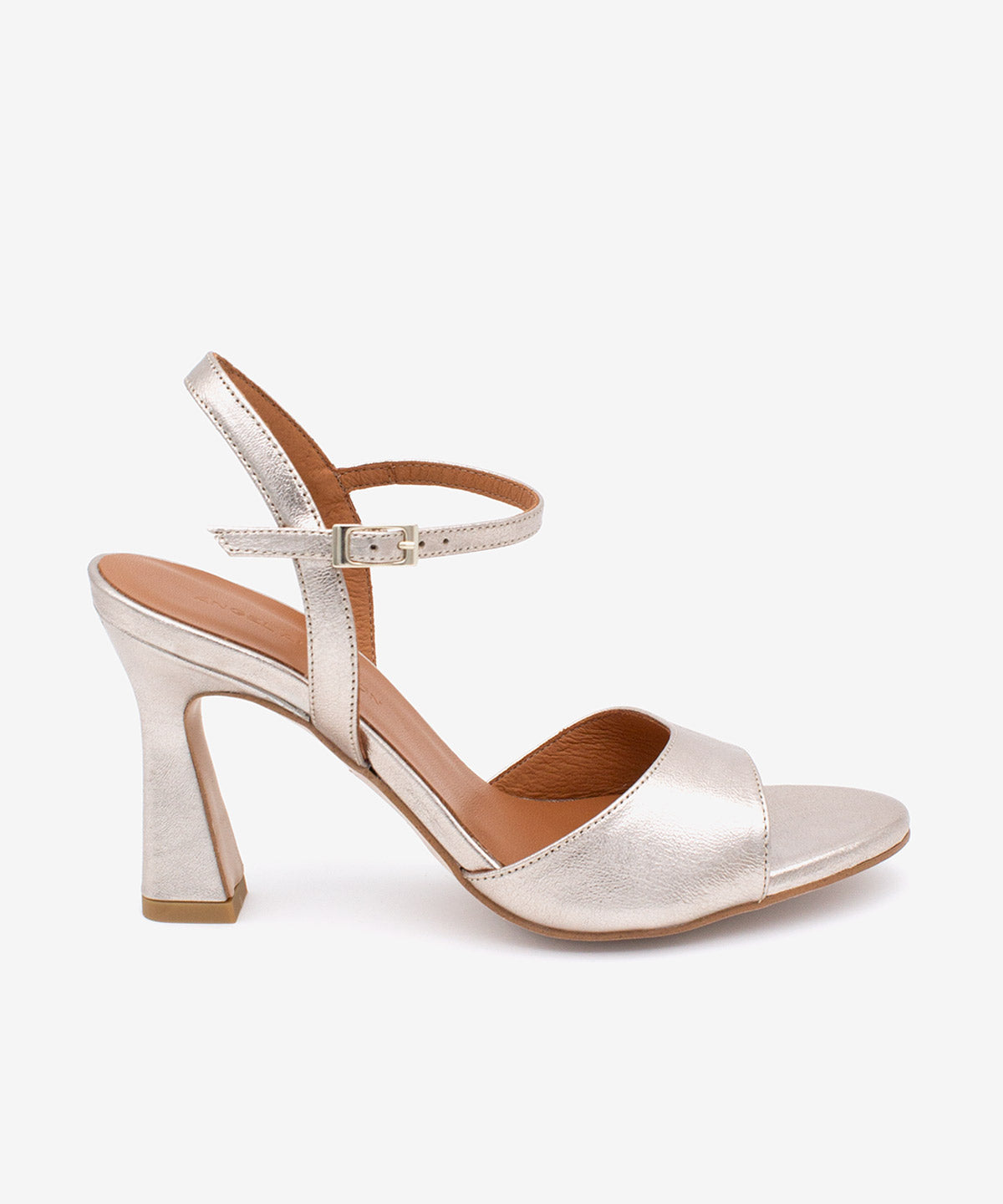 Sandalias de vestir de mujer con ankle strap y tacón fino de piel metalizada.