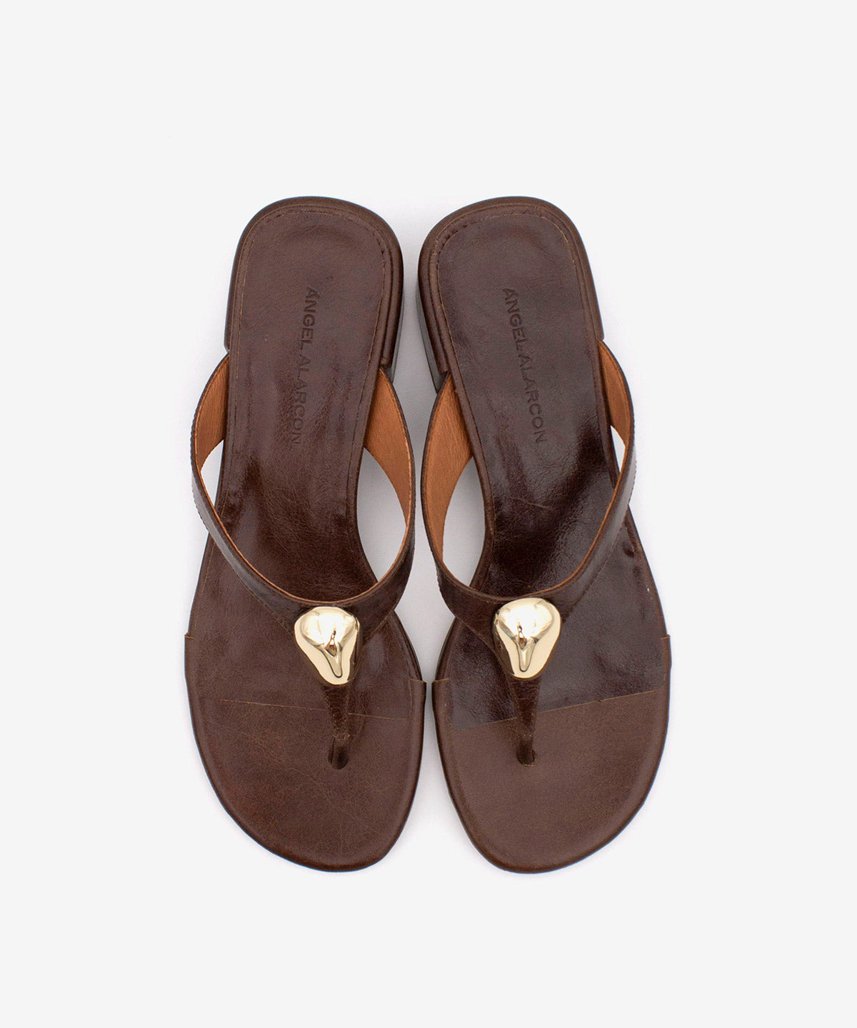 ZELMA – Sandalia de dedo de tacón bajo de piel texturizada – marrón – Talla 36 – Ángel Alarcón