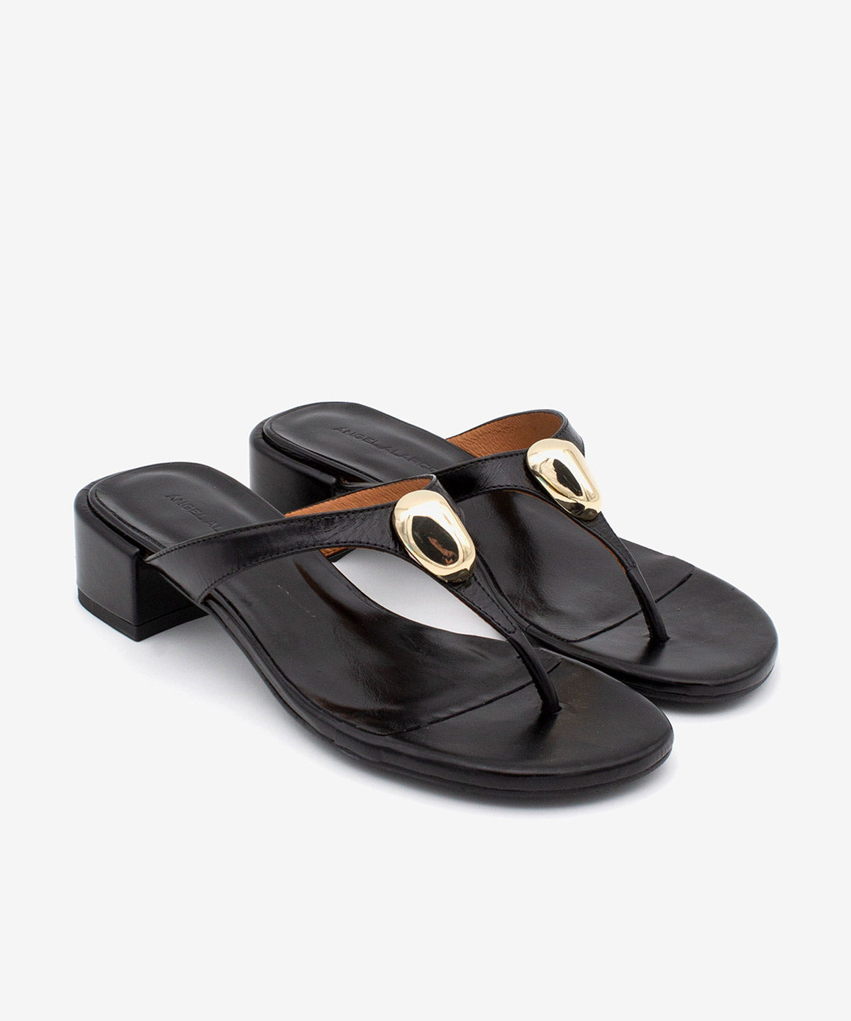 ZELMA – Sandalia de dedo de tacón bajo de piel texturizada – negro – Talla 38 – Ángel Alarcón