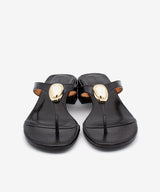ZELMA – Sandalia de dedo de tacón bajo de piel texturizada – negro – Talla 40 – Ángel Alarcón