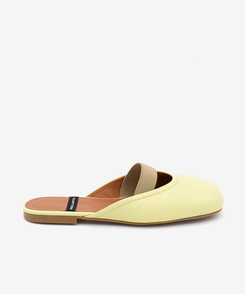 DELIA – Zueco plano destalonado de mujer con cierre elástico de piel suave - Zapatos amarillos - Zapatos de mujer Ángel Alarcón - Women Shoes 2026