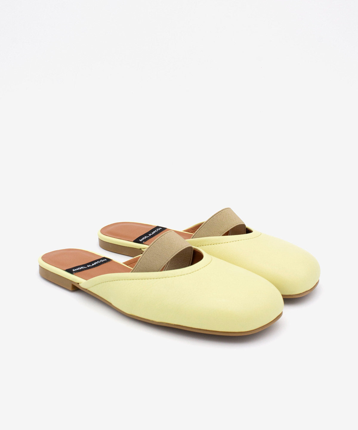 DELIA – Zueco plano destalonado de mujer con cierre elástico de piel suave - Zapatos verde claro - Zapatos de mujer Ángel Alarcón - Women Shoes 2026
