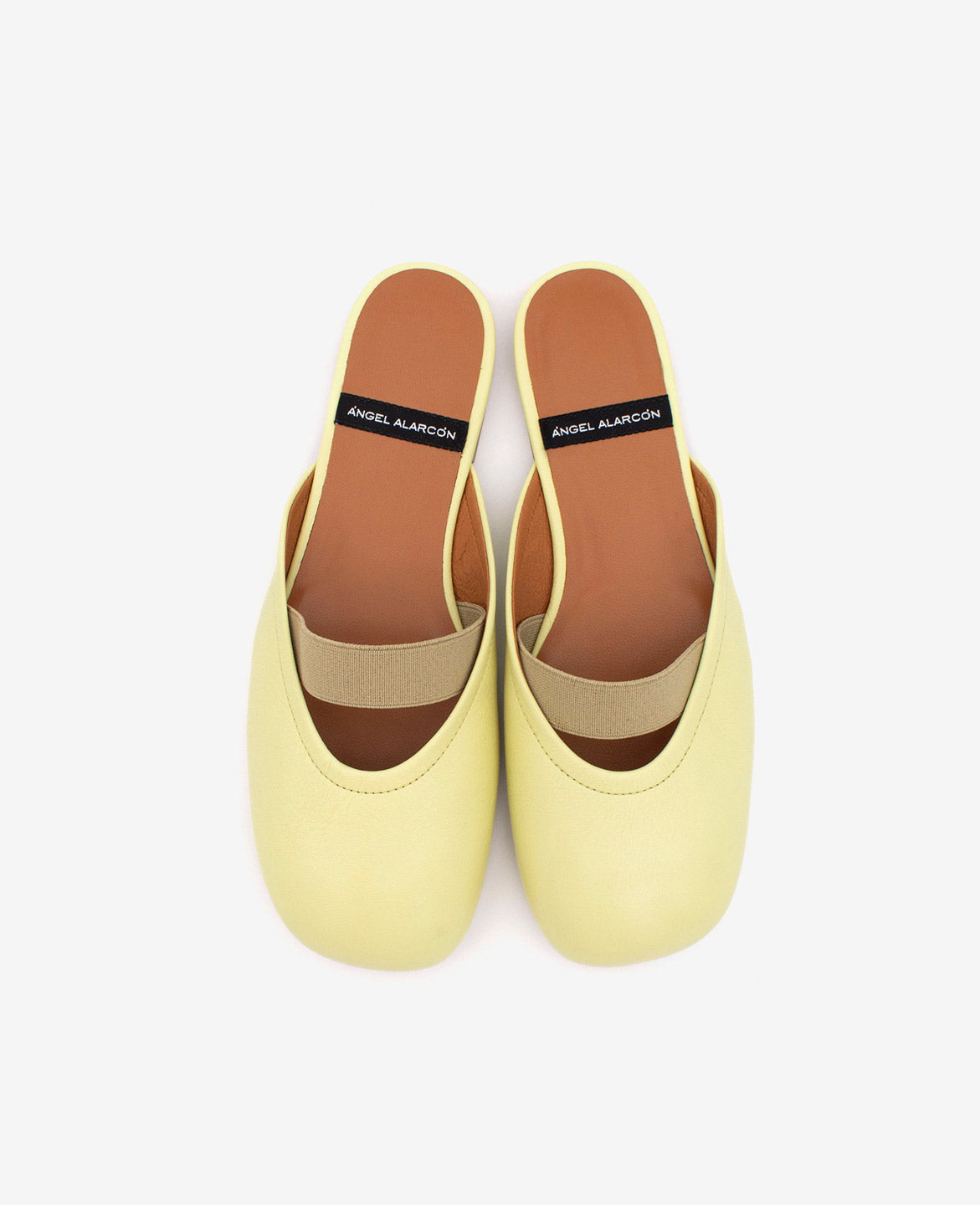 DELIA – Zueco plano destalonado de mujer con cierre elástico de piel suave - Zapatos verde claro - Zapatos de mujer Ángel Alarcón - Women Shoes 2026