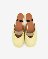 DELIA – Zueco plano destalonado de mujer con cierre elástico de piel suave - Zapatos verde claro - Zapatos de mujer Ángel Alarcón - Women Shoes 2026