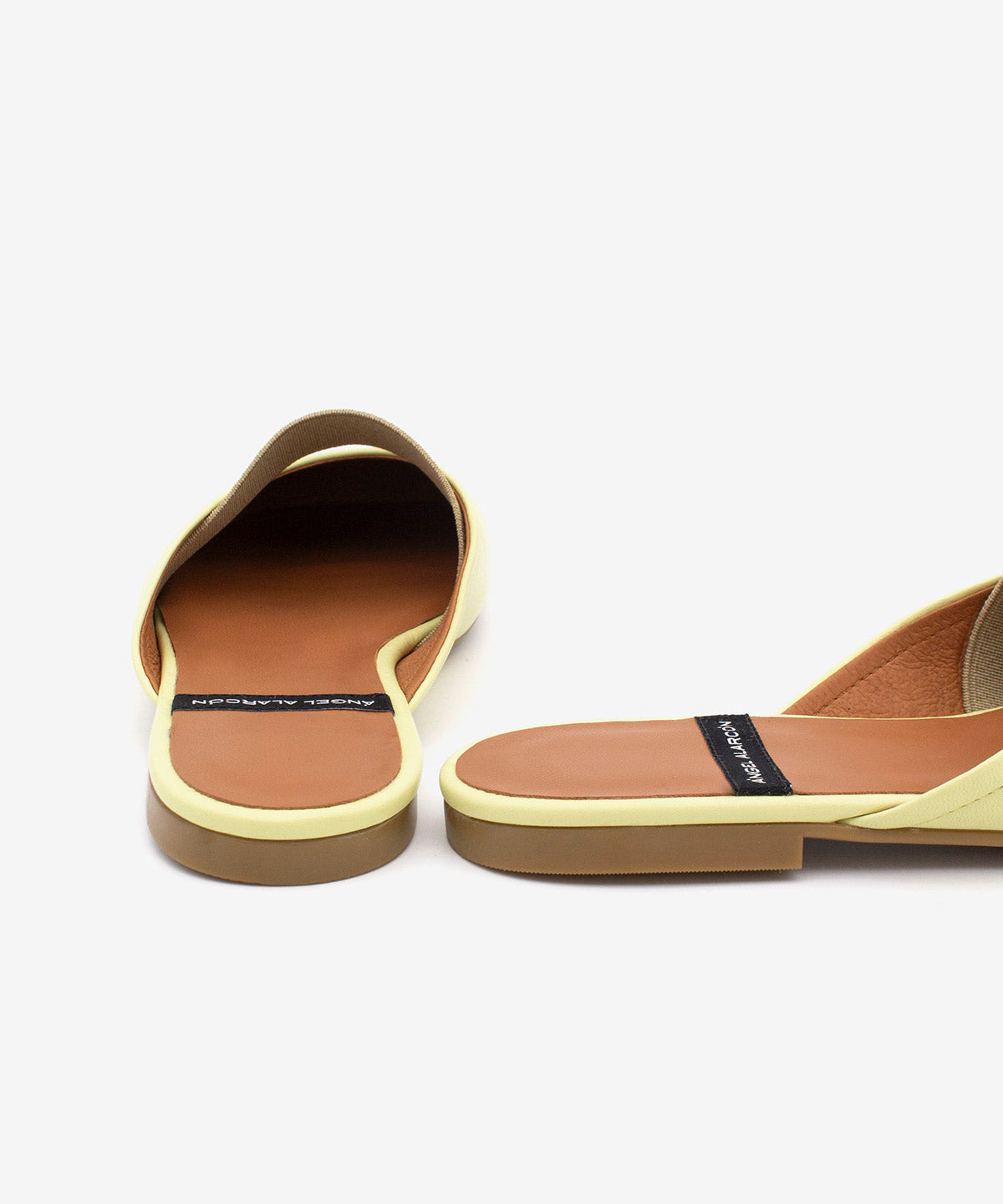 DELIA – Zueco plano destalonado de mujer con cierre elástico de piel suave - Zapatos verde claro - Zapatos de mujer Ángel Alarcón - Women Shoes 2026