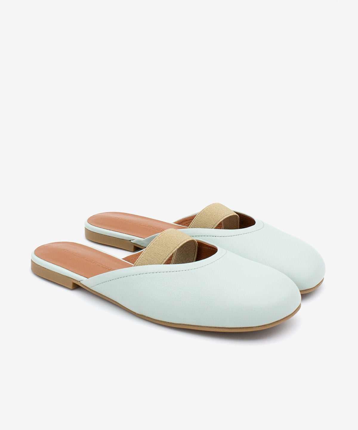 DELIA – Zueco plano destalonado de mujer con cierre elástico de piel suave - Zapatos verde claro - Zapatos de mujer Ángel Alarcón - Women Shoes 2026