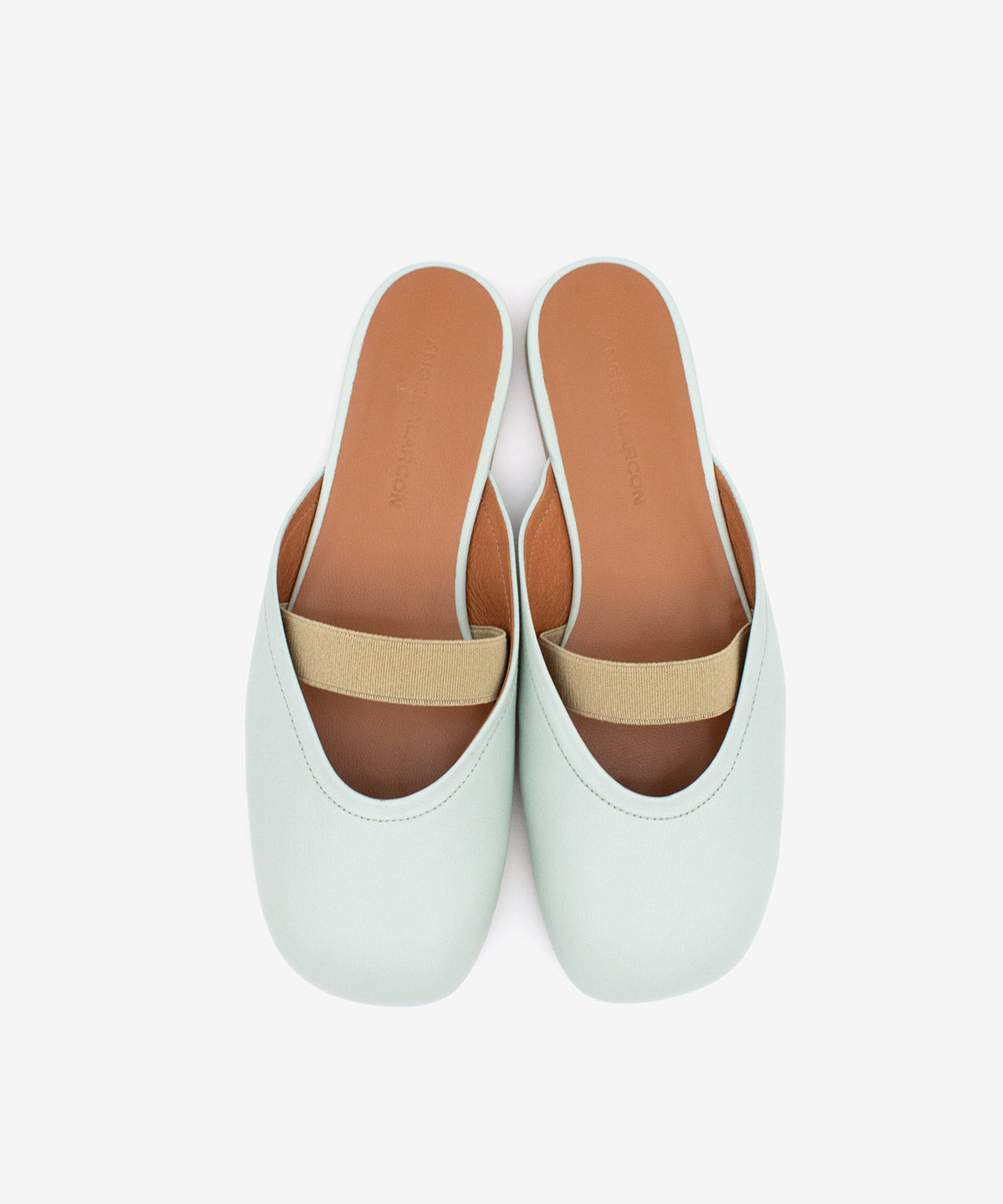 DELIA – Zueco plano destalonado de mujer con cierre elástico de piel suave - Zapatos verde claro - Zapatos de mujer Ángel Alarcón - Women Shoes 2026