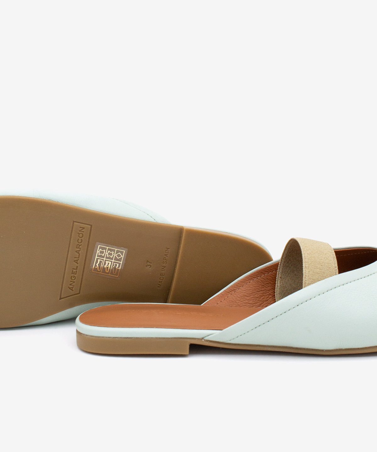 DELIA – Zueco plano destalonado de mujer con cierre elástico de piel suave - Zapatos verde claro - Zapatos de mujer Ángel Alarcón - Women Shoes 2026