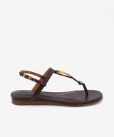 26072-638A Sandalia de mujer en color. marrón oscuro con adorno de carey, mini cuña. Zapatos Ángel Alarcón. 
