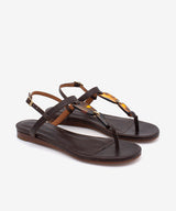 26072-638A Sandalia de mujer en color. marrón oscuro con adorno de carey, mini cuña. Zapatos Ángel Alarcón. 