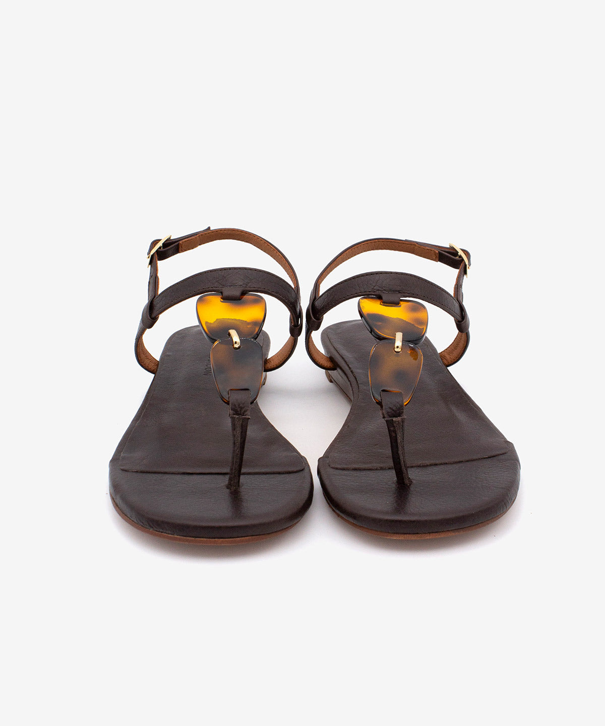 26072-638A Sandalia de mujer en color. marrón oscuro con adorno de carey, mini cuña. Zapatos Ángel Alarcón. 