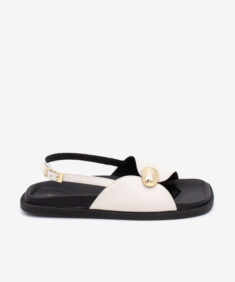 ZELINDA – Sandalia plana de piel con planta bio y adorno metálico – blanco – Talla 35 – Ángel Alarcón