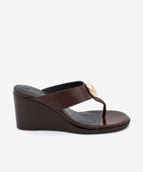 CITA – Sandalia de dedo de mujer con cuña y adorno metálico de piel texturizada - Zapatos m. oscuro - Zapatos de mujer Ángel Alarcón - Women Shoes 2026