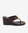 CITA – Sandalia de dedo de mujer con cuña y adorno metálico de piel texturizada - Zapatos m. oscuro - Zapatos de mujer Ángel Alarcón - Women Shoes 2026