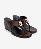 CITA – Sandalia de dedo de mujer con cuña y adorno metálico de piel texturizada - Zapatos m. oscuro - Zapatos de mujer Ángel Alarcón - Women Shoes 2026