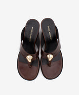 CITA – Sandalia de dedo de mujer con cuña y adorno metálico de piel texturizada - Zapatos m. oscuro - Zapatos de mujer Ángel Alarcón - Women Shoes 2026