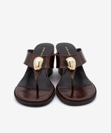 CITA – Sandalia de dedo de mujer con cuña y adorno metálico de piel texturizada - Zapatos m. oscuro - Zapatos de mujer Ángel Alarcón - Women Shoes 2026