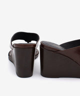 CITA – Sandalia de dedo de mujer con cuña y adorno metálico de piel texturizada - Zapatos m. oscuro - Zapatos de mujer Ángel Alarcón - Women Shoes 2026